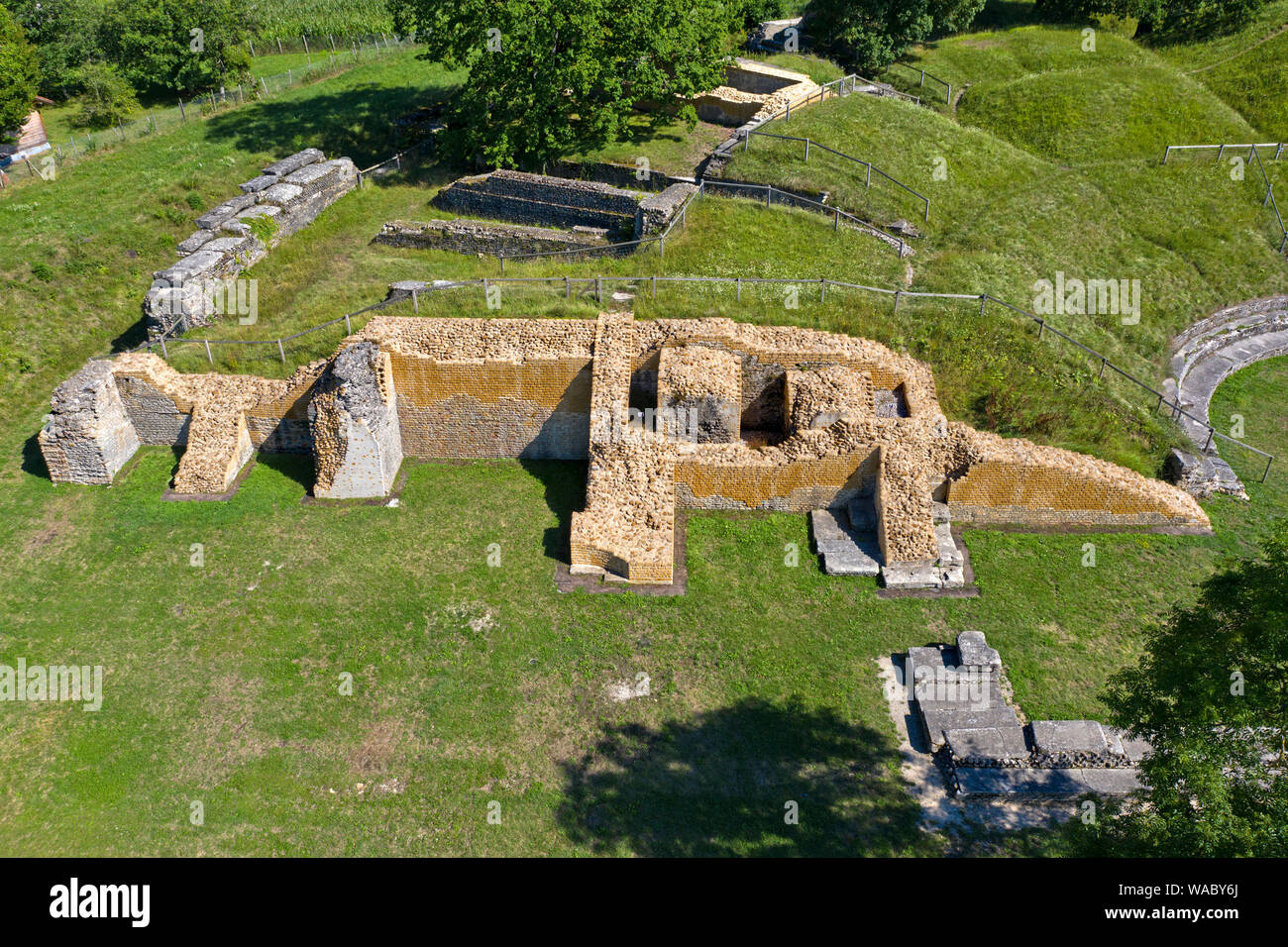 Le antiche mura del teatro romano di Aventicum, Avenches, Vaud, Svizzera Foto Stock