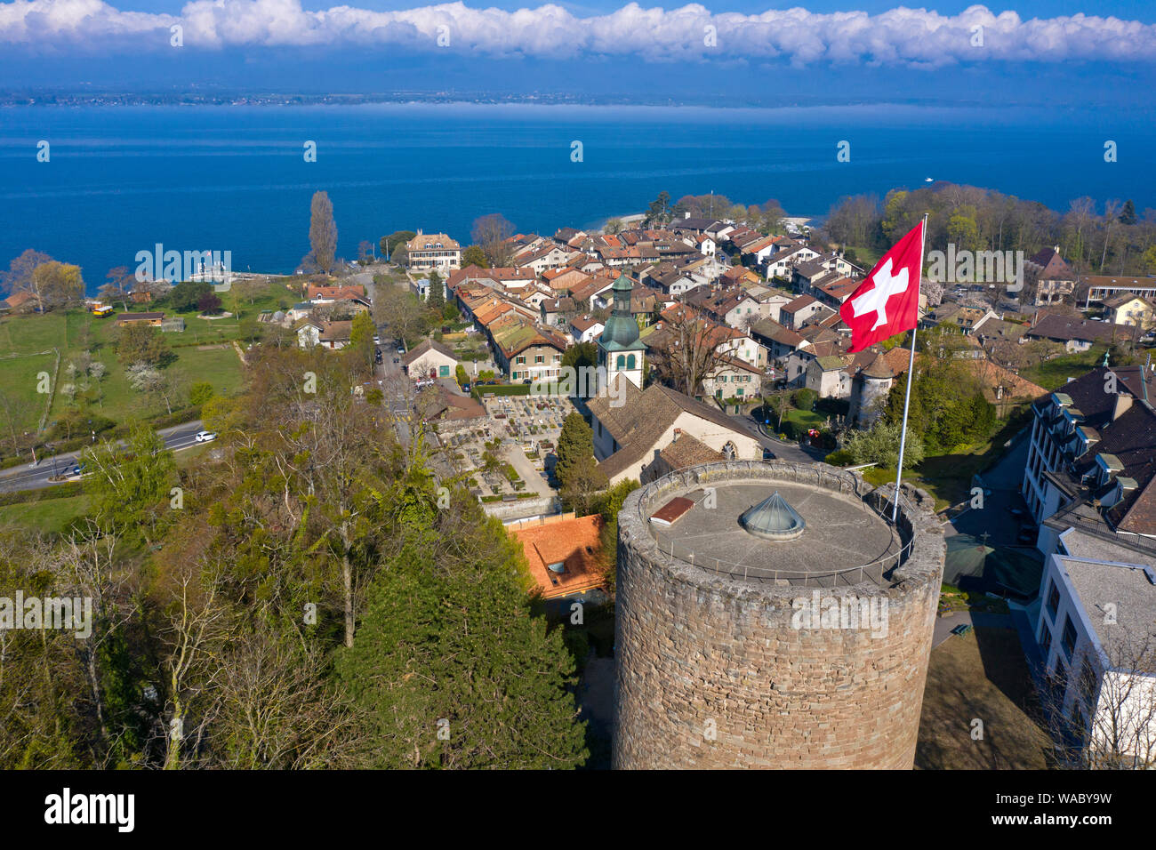 Swiss Heritage Site Hermance presso il Lago di Ginevra con la rotonda Torre di vedetta della fortezza medievale, Hermance, cantone di Ginevra, Svizzera Foto Stock