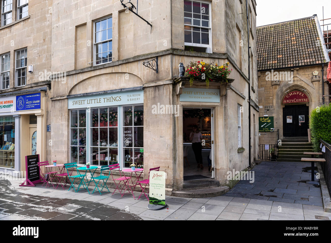 Cose piccole dolci - Sala da tè e panetteria, pareti basse del Borough, Città di Bath, Somerset, Inghilterra, REGNO UNITO Foto Stock