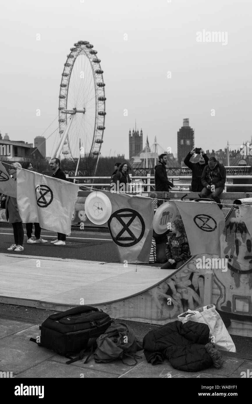 Salvare la madre terra proteste per le vie di londra in nero e bianco Foto Stock