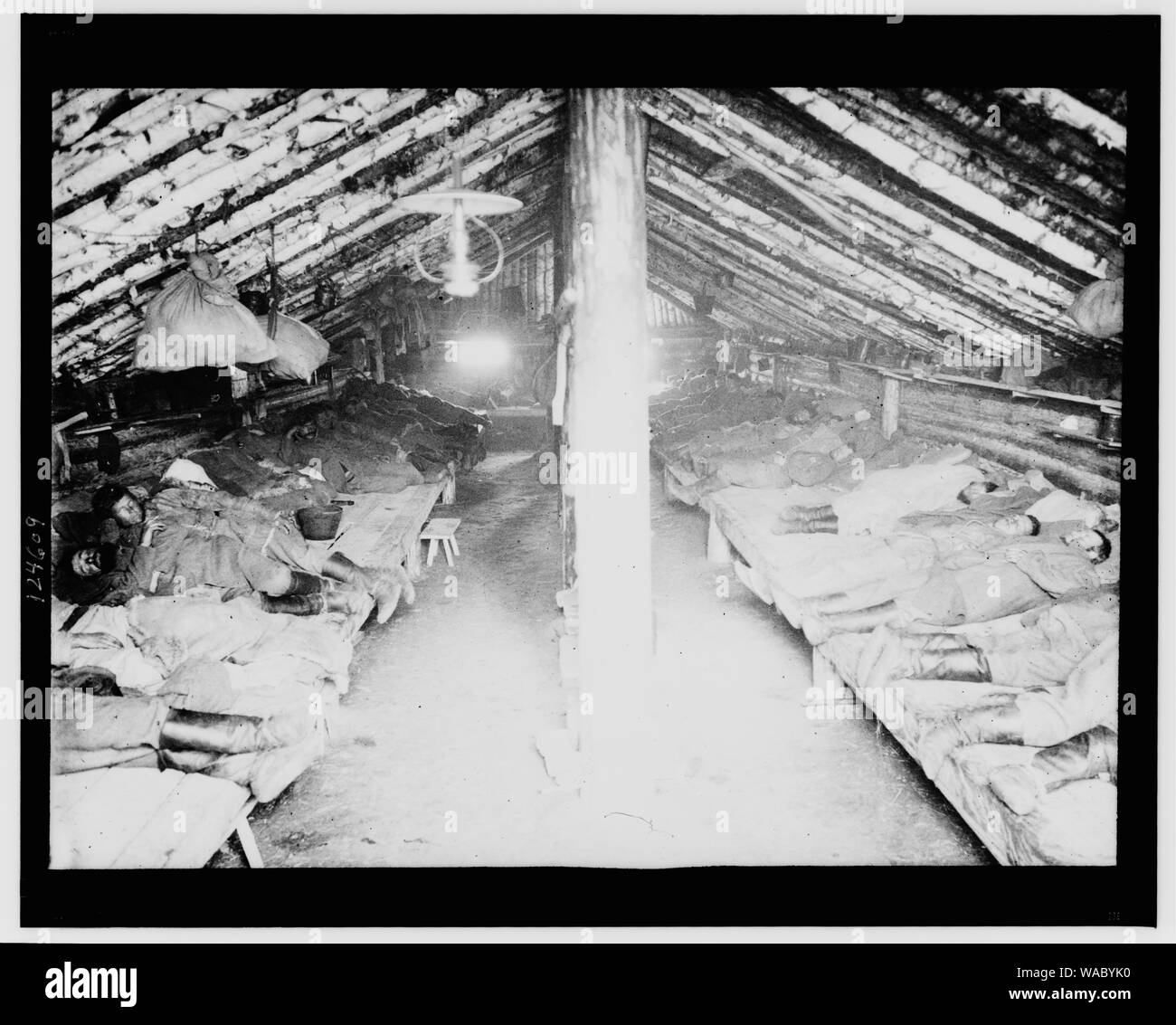 Carcerati' letto all'interno di sod-coperto house Foto Stock