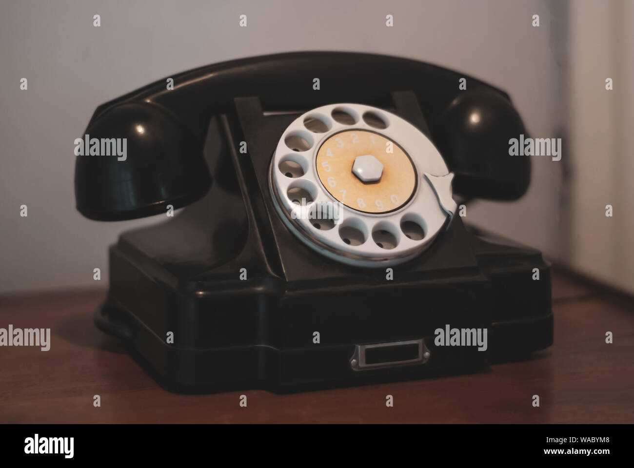 Vecchio landline manopola telefono; immagine è stilizzata come una foto d'epoca Foto Stock
