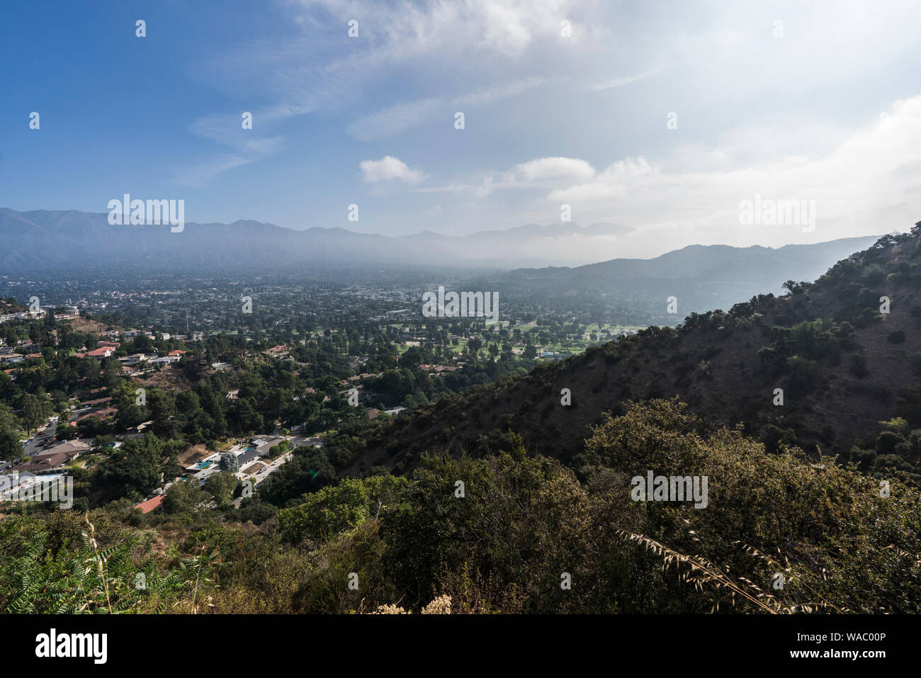 Vista Collina di Montrose e La Canada Flintridge con foschia mattutina nuvole nella Contea di Los Angeles in California. Foto Stock
