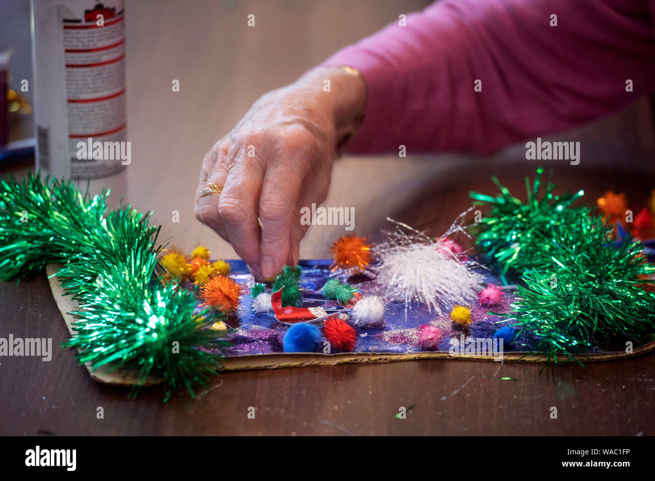 Allievi per l area di Bristol visitare case di cura per rendere il Natale decorazioni con i residenti in un progetto organizzato da una carità viva attività Foto Stock