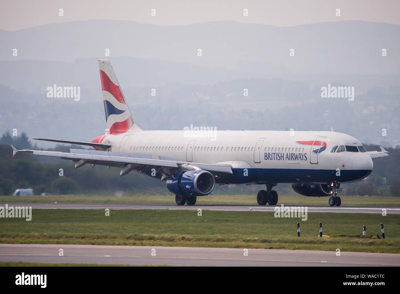 Glasgow, Regno Unito. Il 19 aprile 2019. Visto i voli in arrivo e in partenza dall'Aeroporto Internazionale di Glasgow. Colin Fisher/CDFIMAGES.COM Credito: Colin Fisher/Alamy Live News Foto Stock