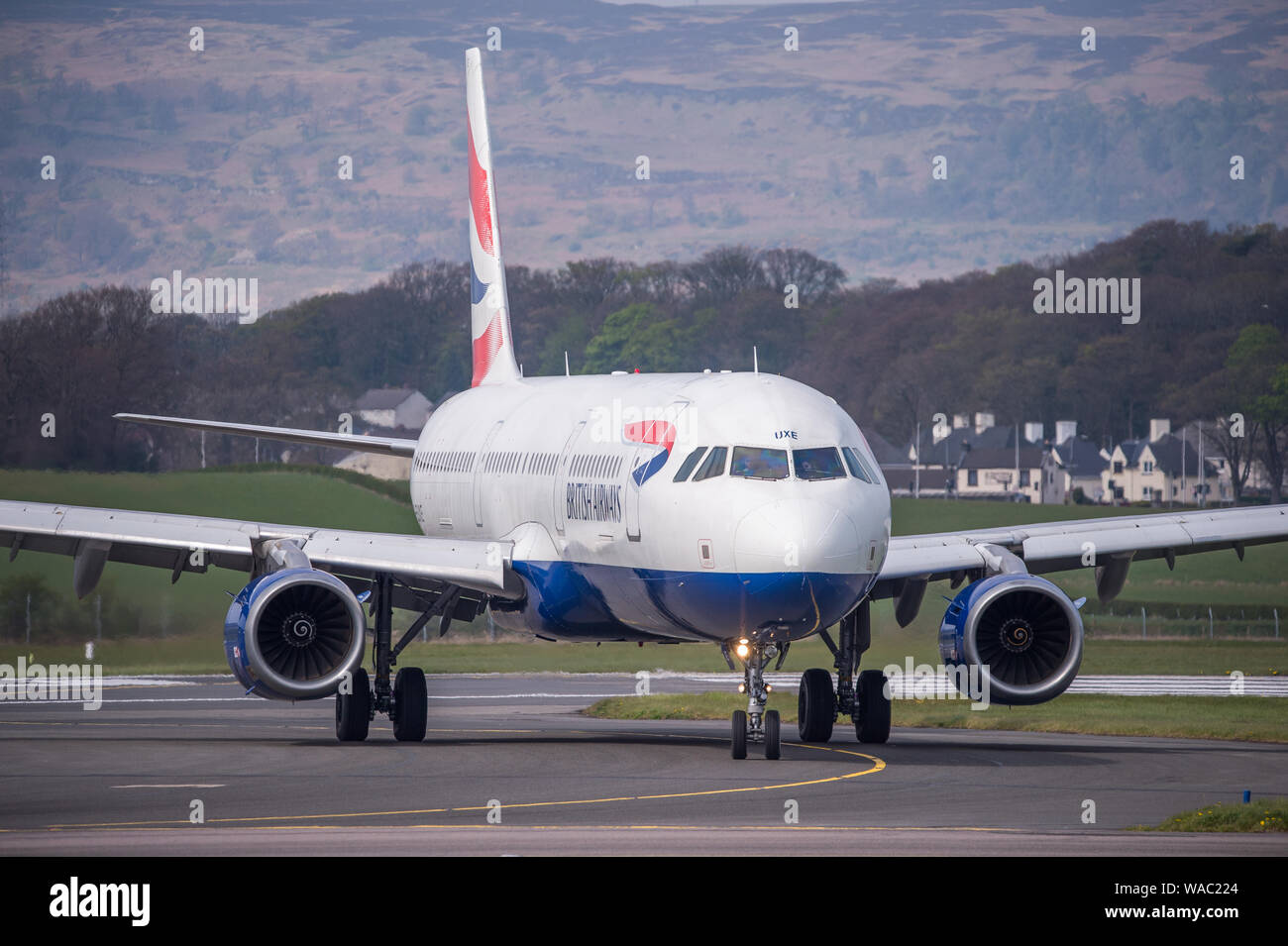 Glasgow, Regno Unito. Il 19 aprile 2019. Visto i voli in arrivo e in partenza dall'Aeroporto Internazionale di Glasgow. Colin Fisher/CDFIMAGES.COM Credito: Colin Fisher/Alamy Live News Foto Stock