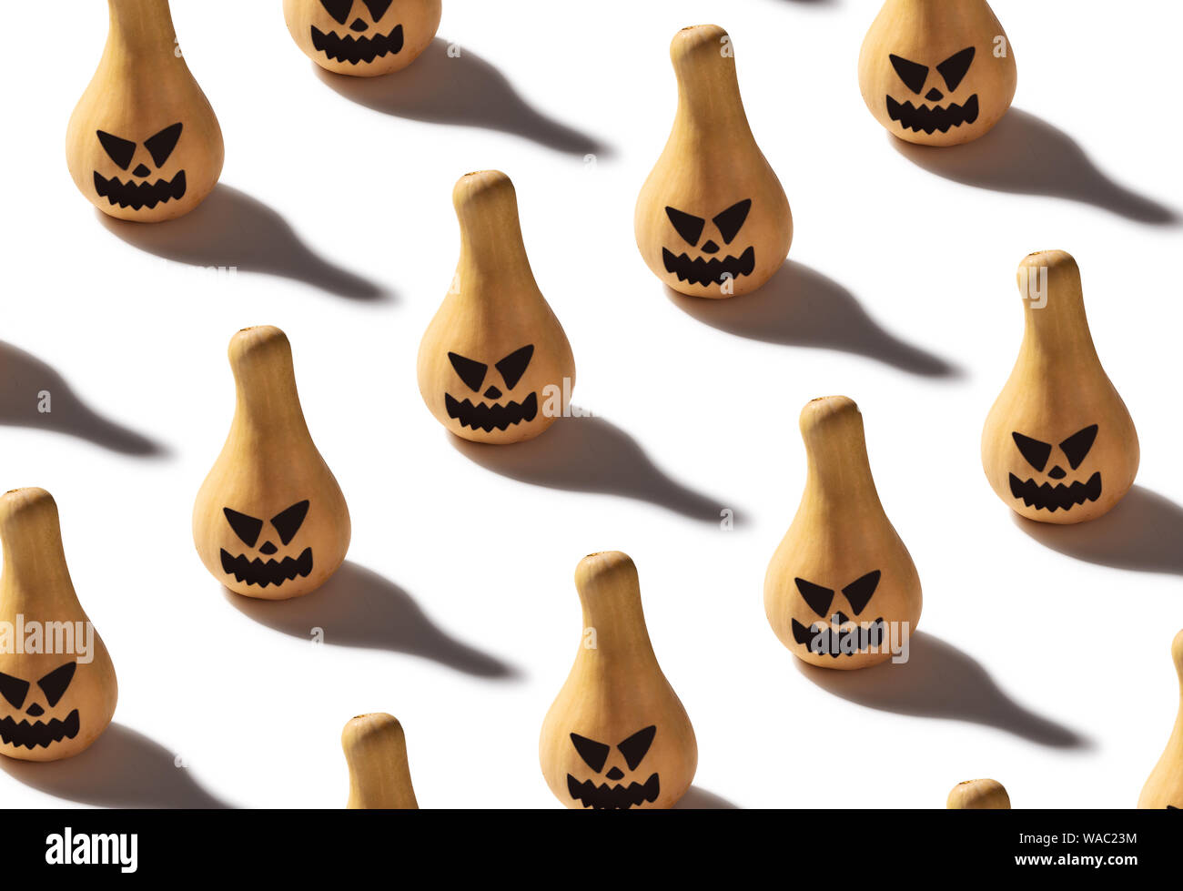 Zucca di Halloween pattern isolati su sfondo bianco. Jack o lantern Foto Stock