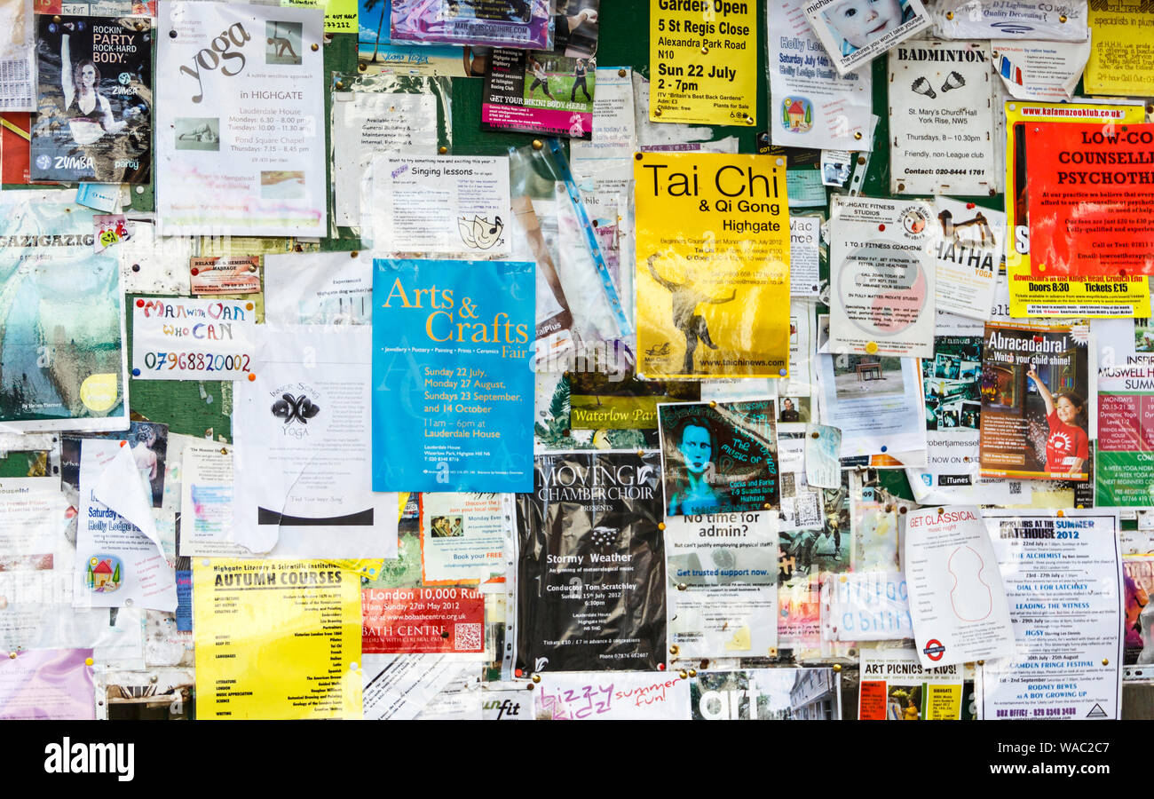 Una bacheca pubblica coperta con avvisi e messaggi pubblicitari, Highgate, London, Regno Unito Foto Stock