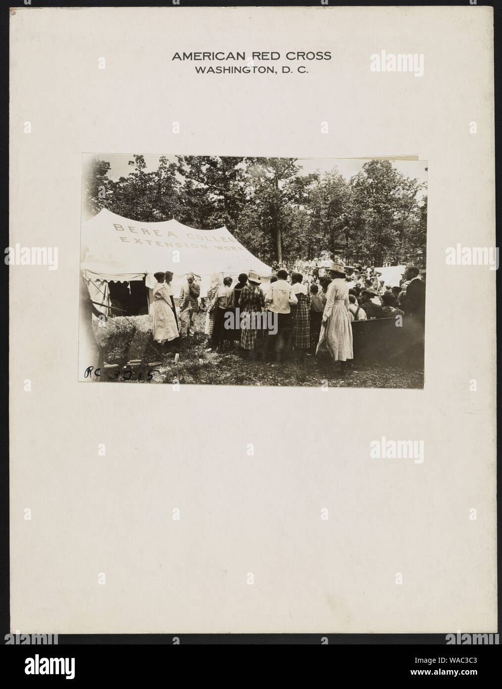 Alba in Lonesome alba di cava in cava Lonesome[] mostra Berea College invia la sua estensione ai lavoratori in comunità remote per insegnare il Kentuckey [sic] alpinisti la princiiples [sic] della ricerca scientifica informazioni agrico[e], home economia e organizzazione comunitaria. Foto Stock