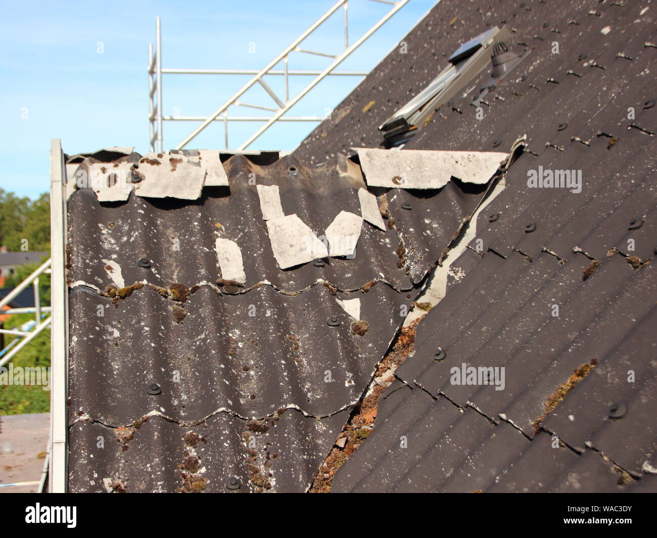 Vecchio usurato e demolita tetto curvo Progetto di restauro Foto Stock