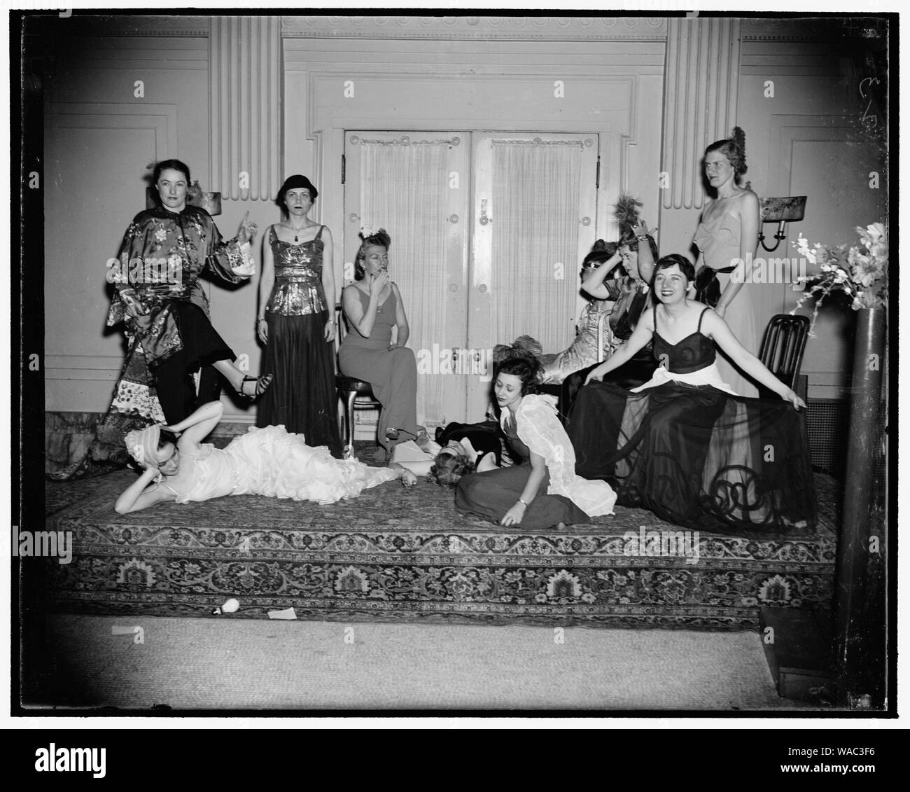 Gridiron donne tenere frolic mentre gli uomini fete Presidente al Club della stampa. Washington, 16 dic. Mentre la Gridiron Club di Washington è in possesso la sua cena annuale per il Presdient presso il National Press Club, donne funzionari, quotidiano delle donne e delle mogli dei soci e ospiti del gridiron Club, doppiato gridiron vedove dalla sig.ra Roosevelt, si riuniranno presso la Casa Bianca per la propria parte. cinque momenti impossibile nel più alto ufficiale e ambienti sociali di Washington sarà presentato in forma di gag. In più, uno di quei momenti è costruito intorno alla prossima visita del British il re e la regina, e Foto Stock