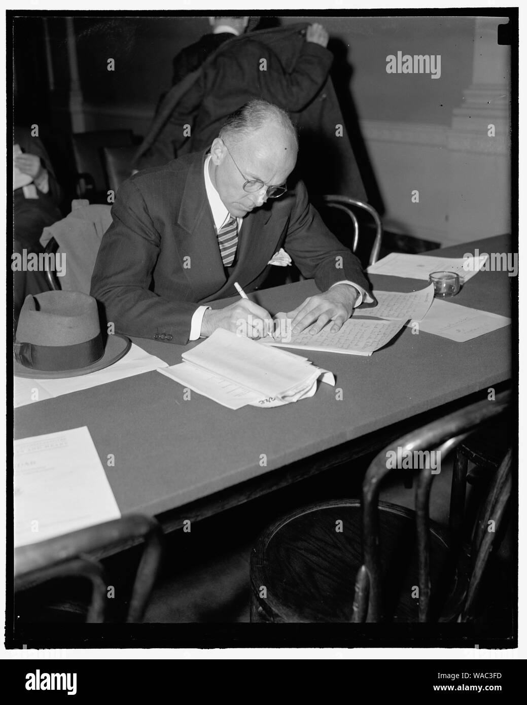 Prosciutto e uova avvocato presenta vista dell'Aula. Washington D.C., Feb. 7. Carl S. Kegley, avvocato della California '$30-ogni- giovedi' o 'prosciutto e uova " piano, insieme con i rappresentanti del benessere generale russa e il Townsend piano, ognuna con la sua rispettiva vista a casa i modi e i mezzi Comitato aveva un campo Giorno di pensioni di vecchiaia di piani, 2-7-39 Foto Stock