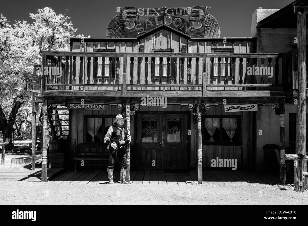 Sceriffo Steve Schmidt, un proprietario terriero, costume presenter e proprietario del vecchio West Town, un pubblico-partecipazione theme park, lavorando ranch di bestiame, e frequenti movie, TV commerciale e country-music video venue a molle incantata Ranch al di fuori della città di Boerne, ad ovest di San Antonio nel Texas Hill Country. Il locale contiene più di 40 film facciate o edifici originali mosso da postazioni remote nelle colline circostanti Foto Stock