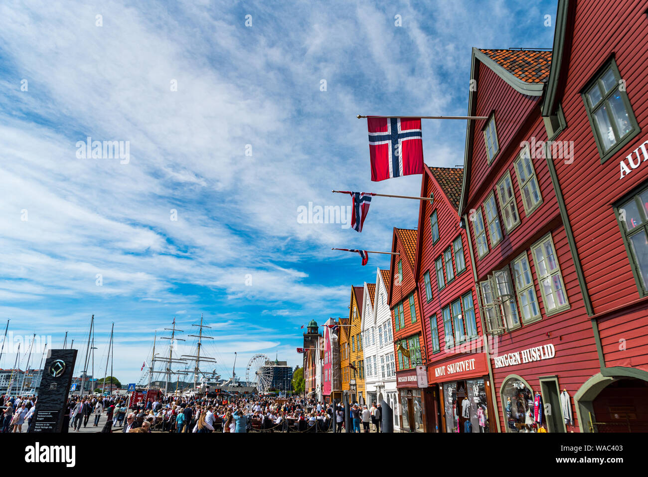 Le celebrazioni per la Norvegia il giorno di costituzione (aka giornata nazionale & 17 maggio), sul Bryggen, uno di Bergen attrazioni principali e il patrimonio mondiale UNESCO. Foto Stock