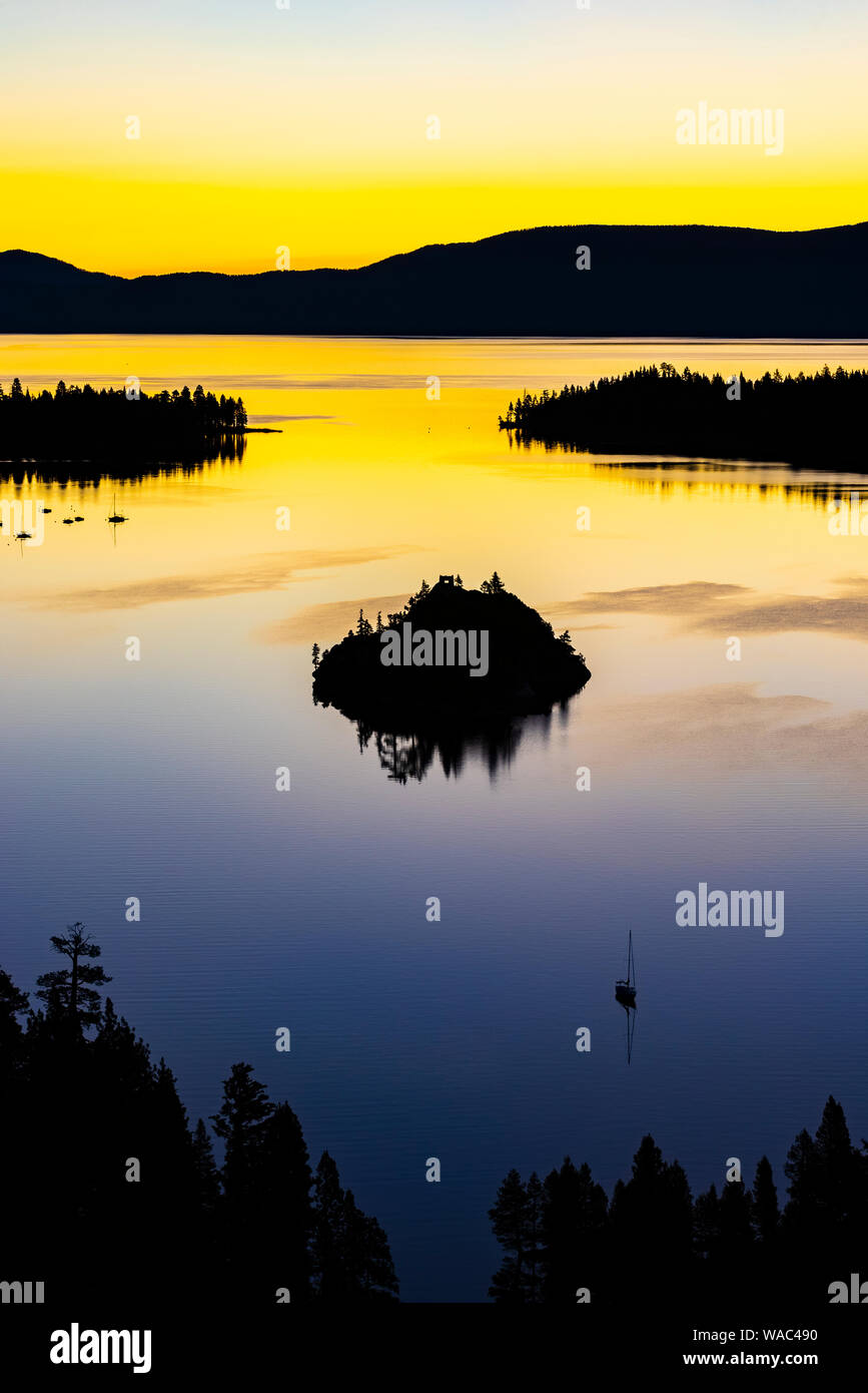 Nevadan Lake Tahoe riflessioni da Emerald Bay State Park Foto Stock