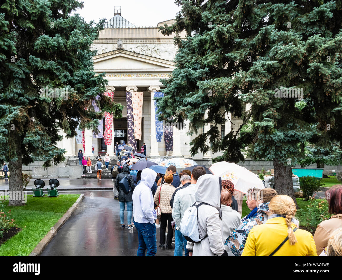Mosca, Russia - 31 luglio 2019: linea di visitatori di entrata di Pushkin Museo Statale di Belle Arti sul giorno di pioggia nella città di Mosca. Museo Puskin è il mu Foto Stock