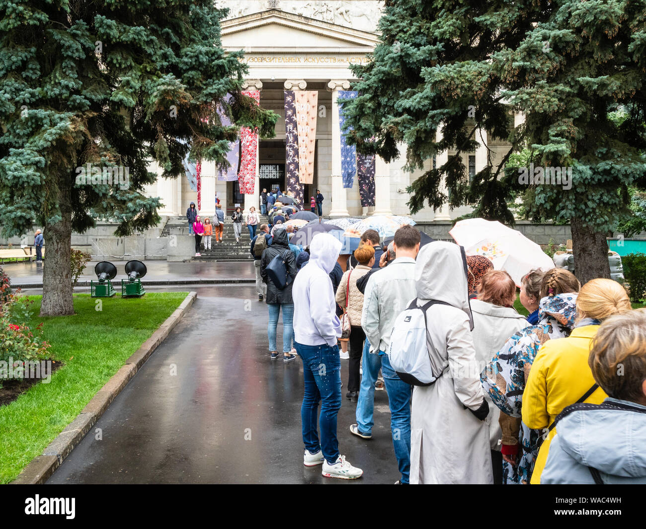 Mosca, Russia - 31 luglio 2019: coda di visitatori per il gate di Pushkin Museo Statale di Belle Arti sul giorno di pioggia nella città di Mosca. Museo Puskin è la musa Foto Stock