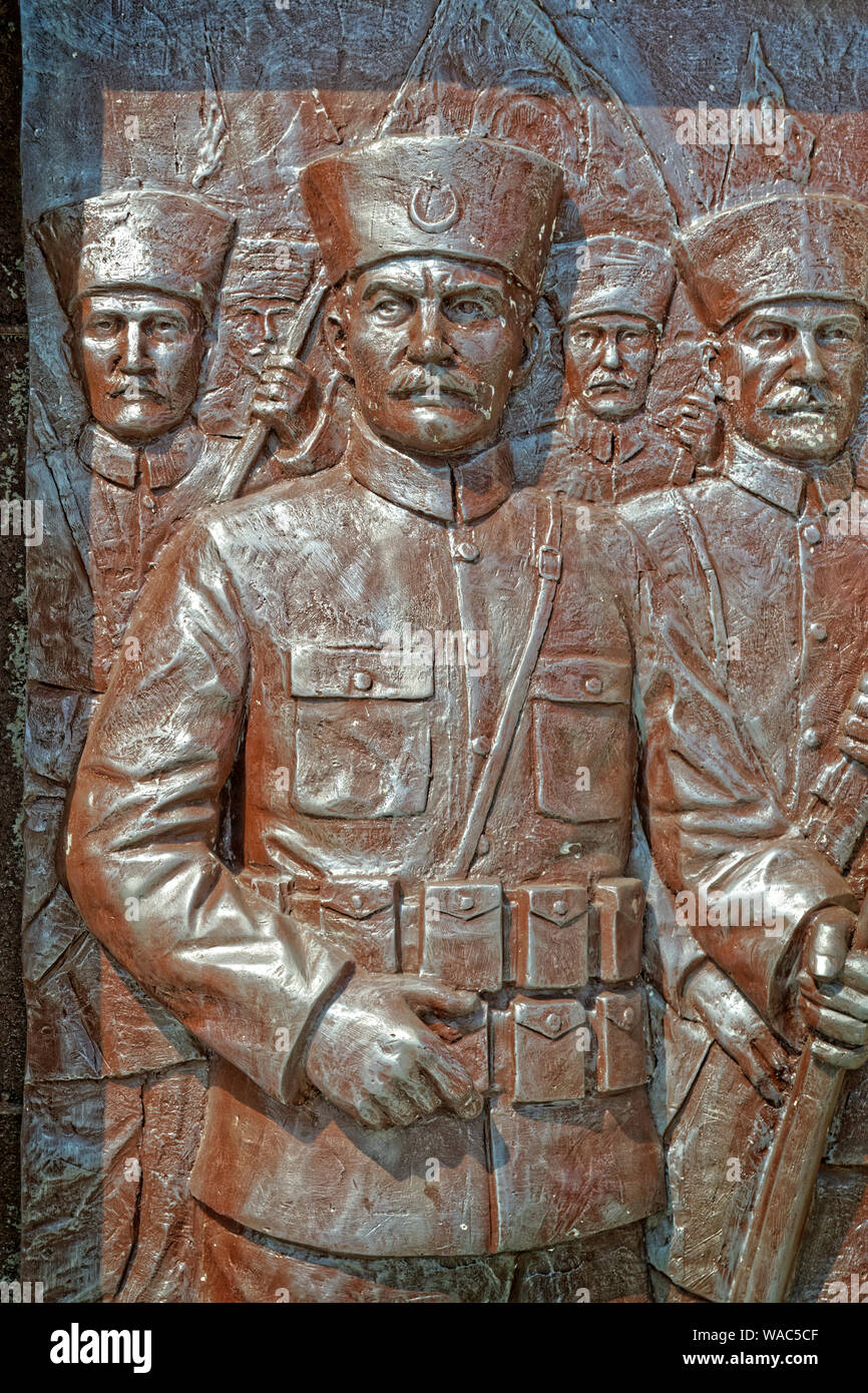 Sollievo che mostra Repubblica Turca fondatore Mustafa Kemal Ataturk come capo militare. Parte di un monumento nella città di Bodrum, Mugla, Turchia. Foto Stock