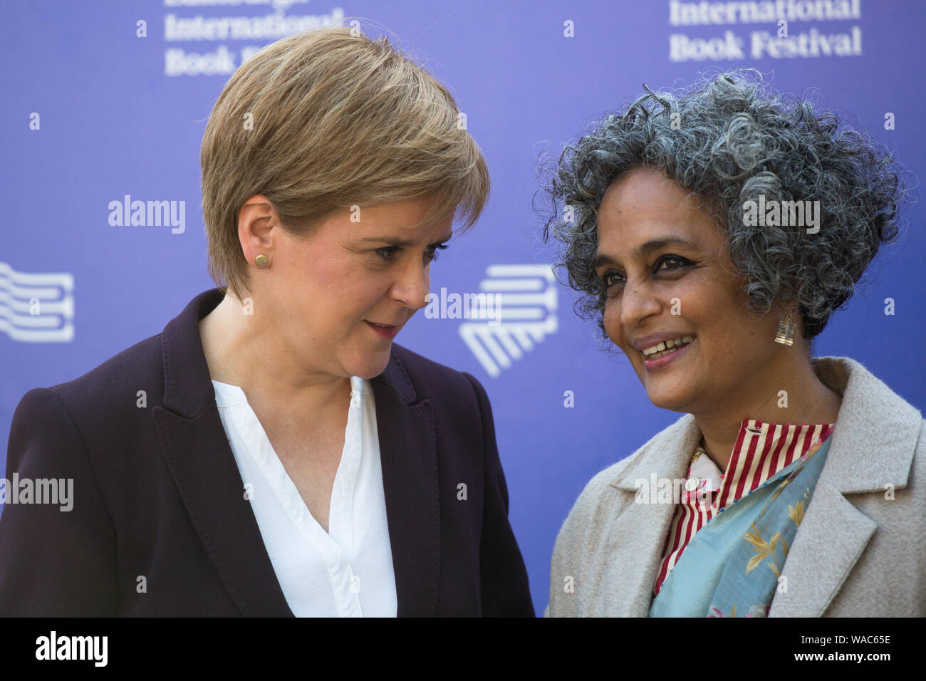 Edimburgo, Scozia, Agosto 2019. Edinburgh International book festival 2019. Nicola storione, Scozia il primo ministro era in conversazione con l'autore indiano Arundhati Roy, meglio conosciuta per il suo romanzo Il Dio delle piccole cose (1997), in conversazione con Scotlands prima minster Nicola storioni. Circa il suo ultimo libro il mio cuore sediziose. Foto Stock