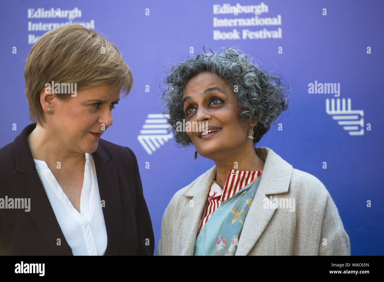 Edimburgo, Scozia, Agosto 2019. Edinburgh International book festival 2019. Nicola storione, Scozia il primo ministro era in conversazione con l'autore indiano Arundhati Roy, meglio conosciuta per il suo romanzo Il Dio delle piccole cose (1997), in conversazione con Scotlands prima minster Nicola storioni. Circa il suo ultimo libro il mio cuore sediziose. Foto Stock