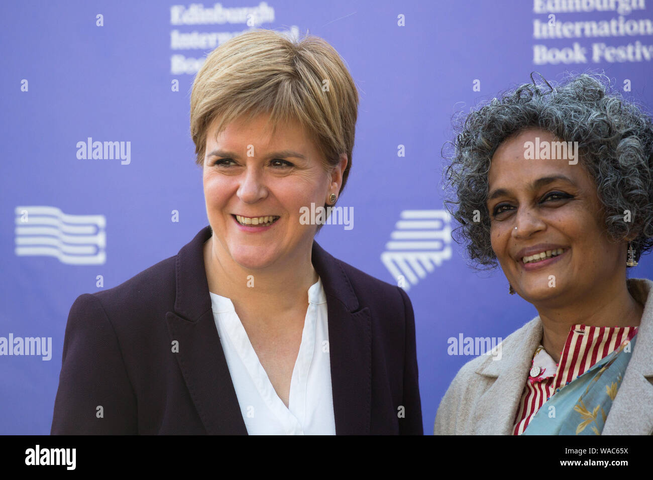 Edimburgo, Scozia, Agosto 2019. Edinburgh International book festival 2019. Nicola storione, Scozia il primo ministro era in conversazione con l'autore indiano Arundhati Roy, meglio conosciuta per il suo romanzo Il Dio delle piccole cose (1997), in conversazione con Scotlands prima minster Nicola storioni. Circa il suo ultimo libro il mio cuore sediziose. Foto Stock