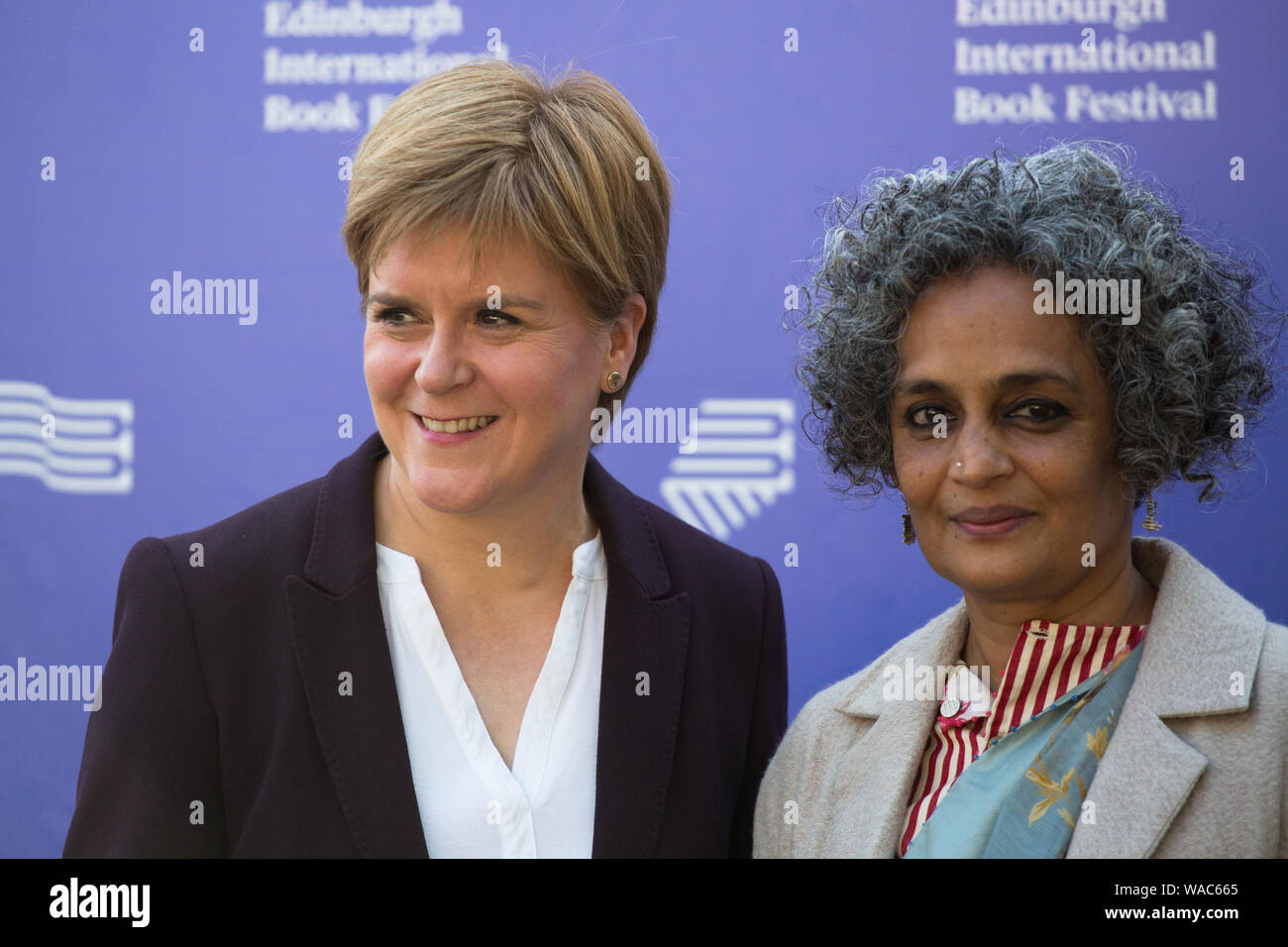 Edimburgo, Scozia, Agosto 2019. Edinburgh International book festival 2019. Nicola storione, Scozia il primo ministro era in conversazione con l'autore indiano Arundhati Roy, meglio conosciuta per il suo romanzo Il Dio delle piccole cose (1997), in conversazione con Scotlands prima minster Nicola storioni. Circa il suo ultimo libro il mio cuore sediziose. Foto Stock