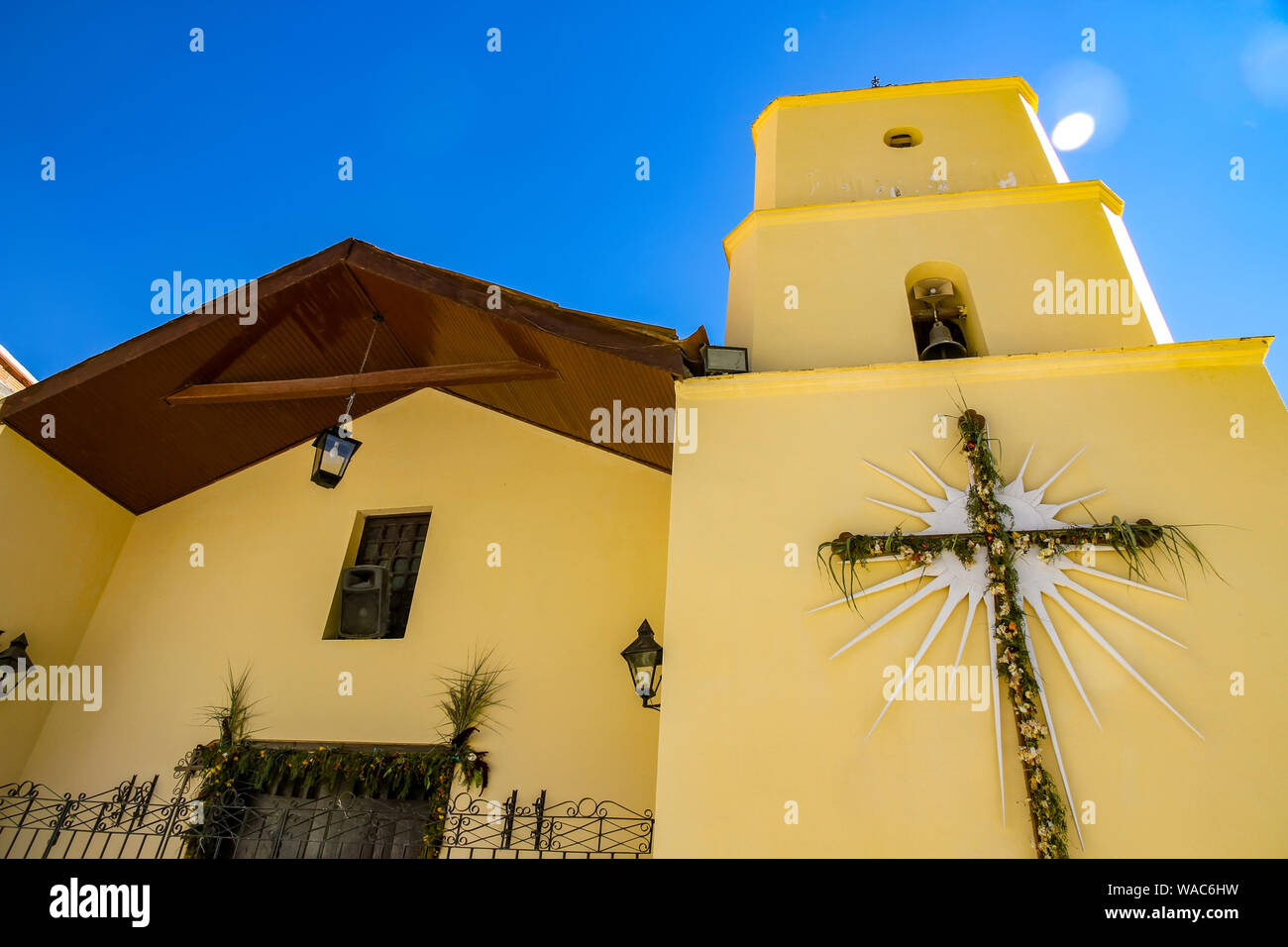 Vista sulla storica Chiesa di Iruya, Argentina, America del sud in una giornata di sole. Foto Stock