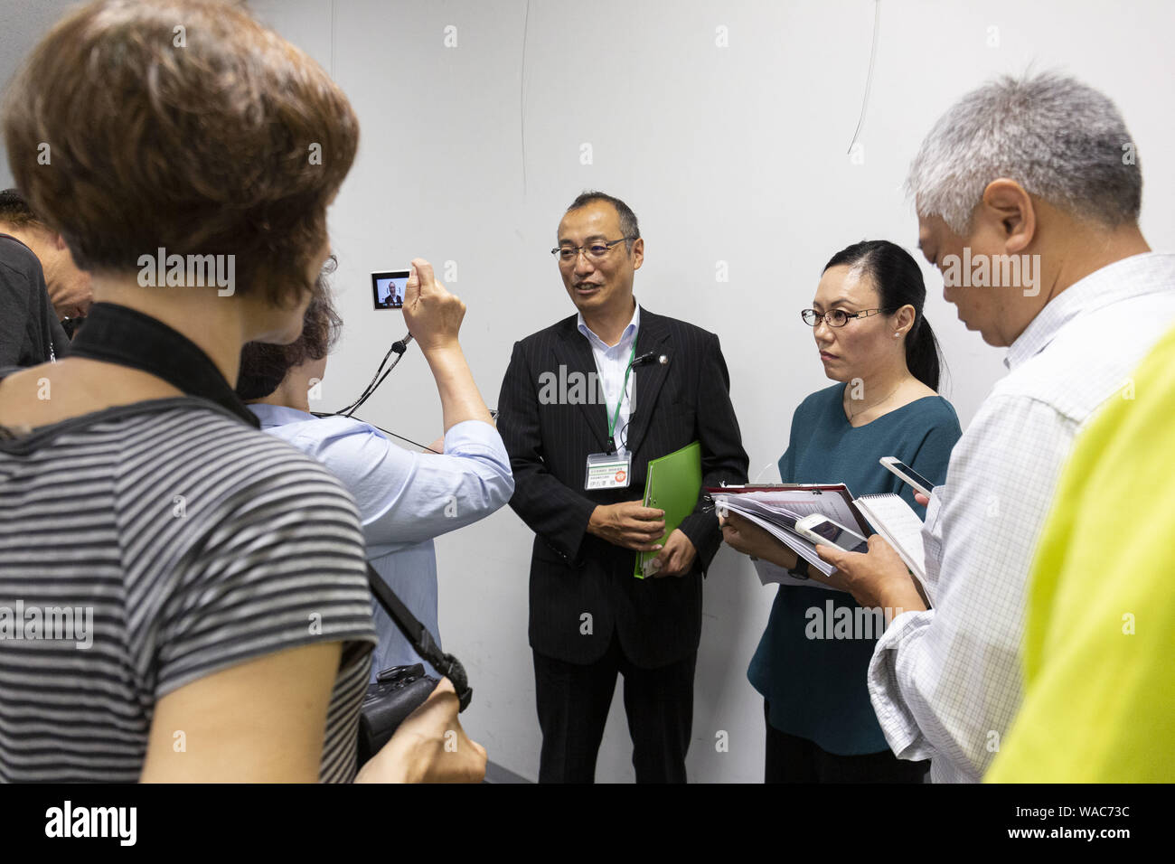 Rikuzentakata, Giappone. 19 Ago, 2019. Takashi Igosawa ricostruzione promozione capo sezione di ricostruzione Sezione di promozione del recupero Bureau della prefettura di Iwate, risponde alle domande dei giornalisti presso la Sala della Comunità. Il Takata-Matsubara Memorial Park per il disastro dello tsunami è costruito dal governo del Giappone e il governo della prefettura di Iwate per ricordare le vittime del terremoto del 2011, e come un simbolo di forte volontà per la ricostruzione. Il parco sarà aperto il suo nuovo Grande Oriente Giappone museo dello Tsunami del 22 settembre 2019, e la sua completa di servizi all'inizio del 2021. ''Toho Foto Stock