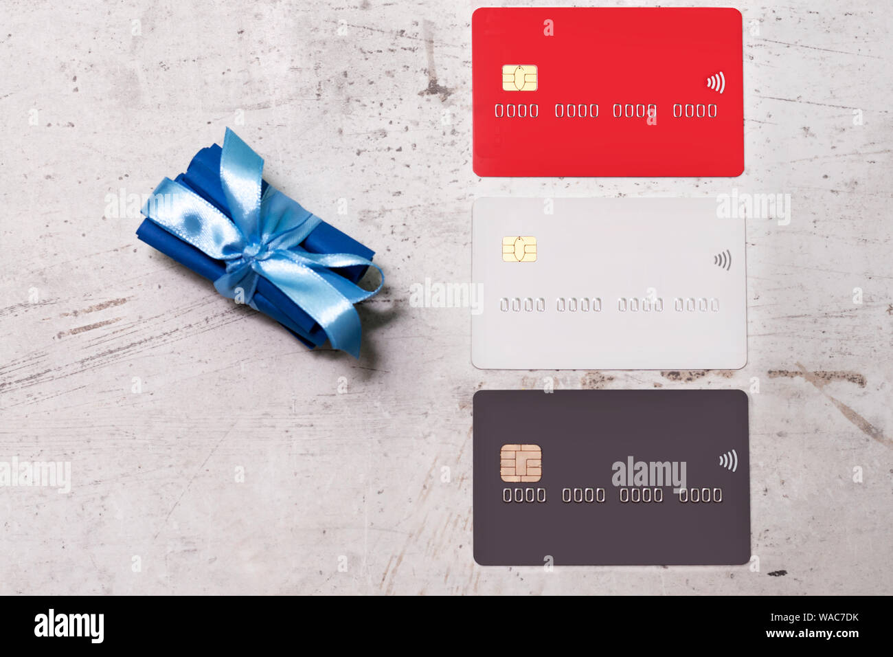 Tre carte bancarie su uno sfondo luminoso. Vicino a la carta scorre. La creatività, la lista dei desideri Foto Stock