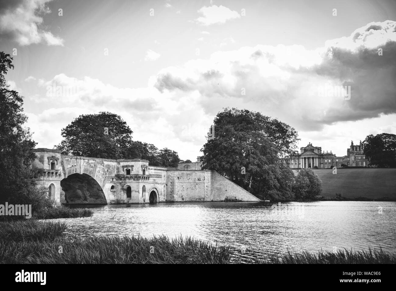 Il Palazzo di Blenheim e. Vanbrugh del grandioso ponte sul fiume glyme. Woodstock, Oxfordshire, Inghilterra, Regno Unito. Foto Stock