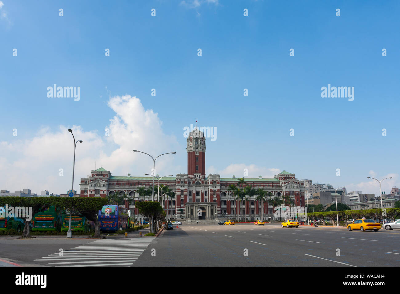 Una vista delle presidenziali ufficio edificio, Ufficio del Presidente della Repubblica di Cina, visto da Ketagalan Boulevard, Taipei, Taiwan Foto Stock