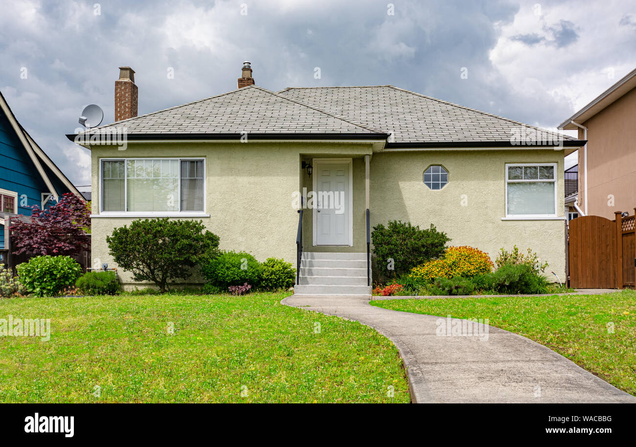 Media modesta casa residenziale in America del Nord Foto Stock