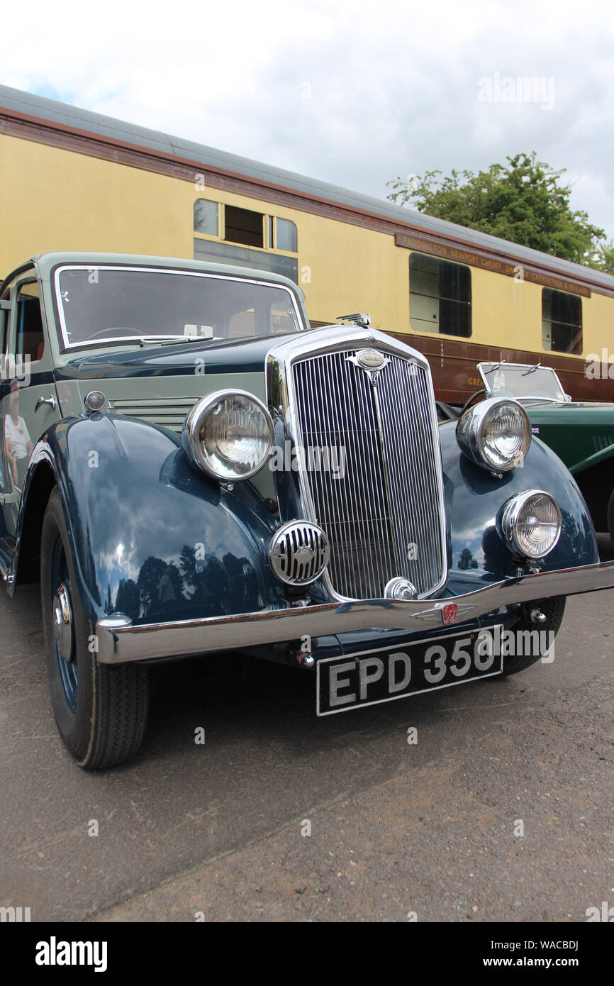 Arley, Bewdley, Worcestershire, Regno Unito, 6/27/2015, Severn Valley Railway scene, RAF militari da un'auto d'epoca nelle impostazioni di un antico regno unito Tr Foto Stock