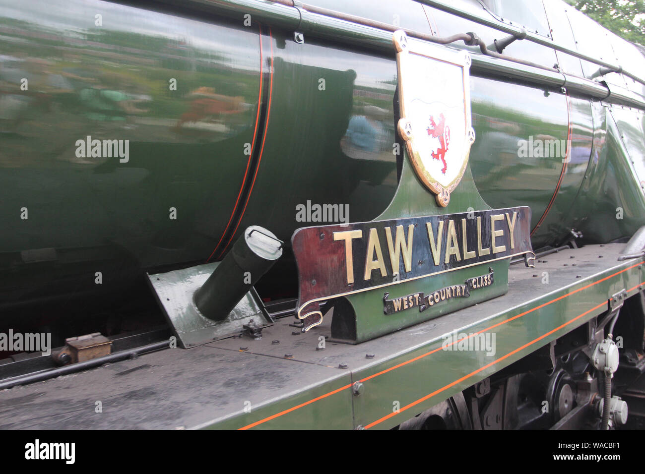 Arley, Bewdley, Worcestershire, Regno Unito, 6/27/2015, Severn Valley Railway scene con treni a vapore e auto d'epoca nelle impostazioni di Ol Foto Stock