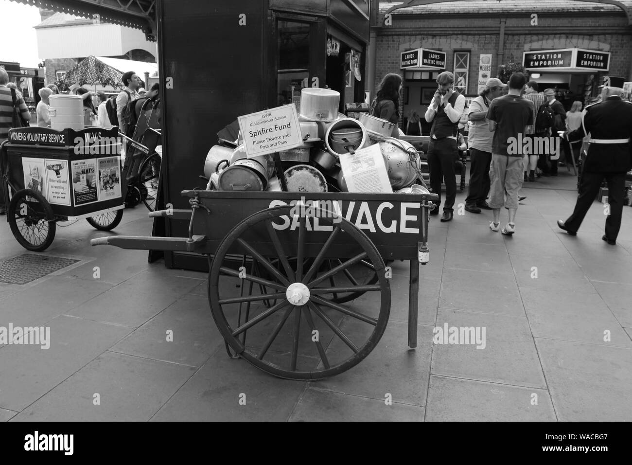 Arley, Bewdley, Worcestershire, Regno Unito, 6/27/2015, Severn Valley Railway scene con treni a vapore e auto d'epoca nelle impostazioni di Ol Foto Stock