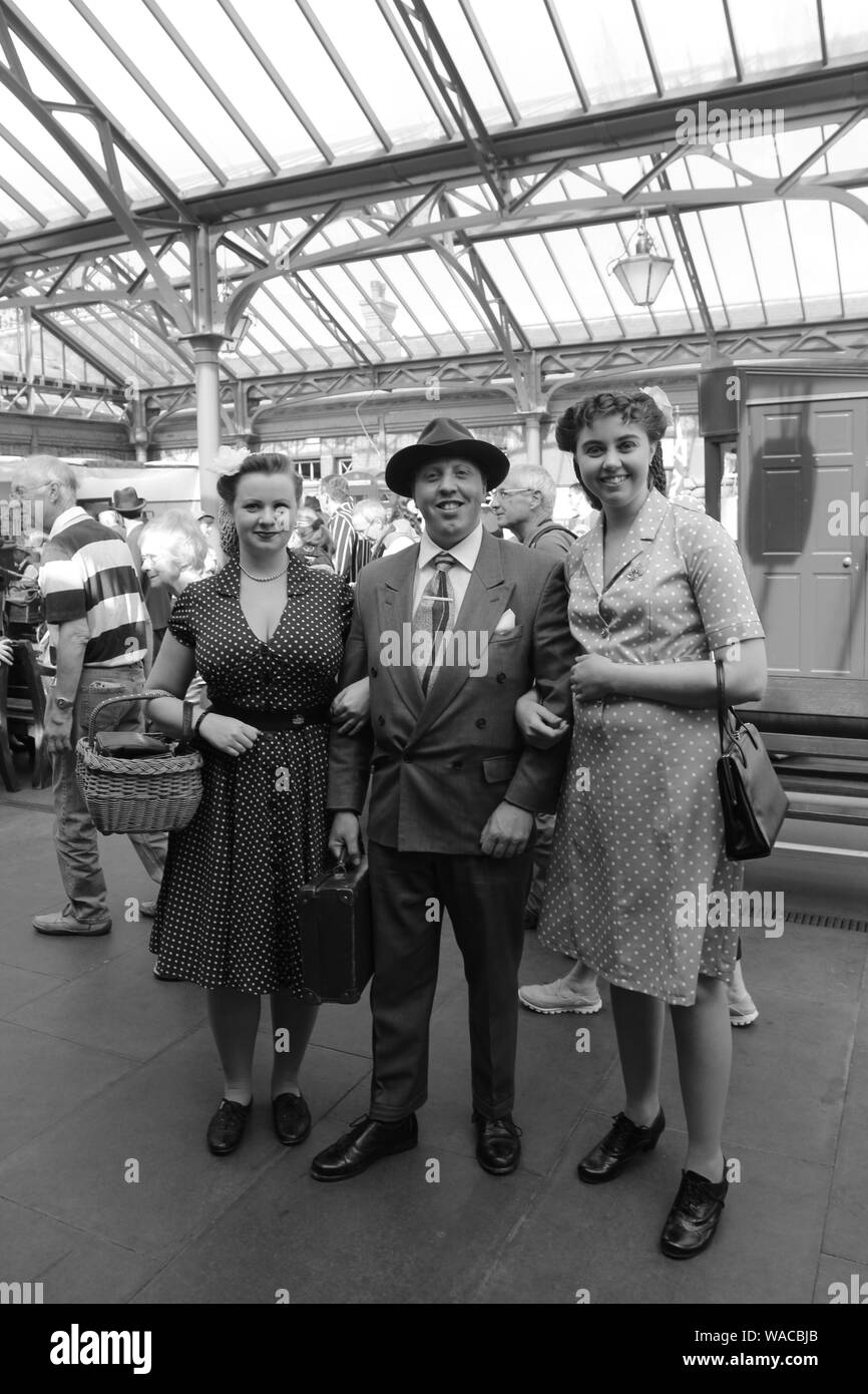 Arley, Bewdley, Worcestershire, Regno Unito, 6/27/2015, Severn Valley Railway scene con treni a vapore e auto d'epoca nelle impostazioni di Ol Foto Stock