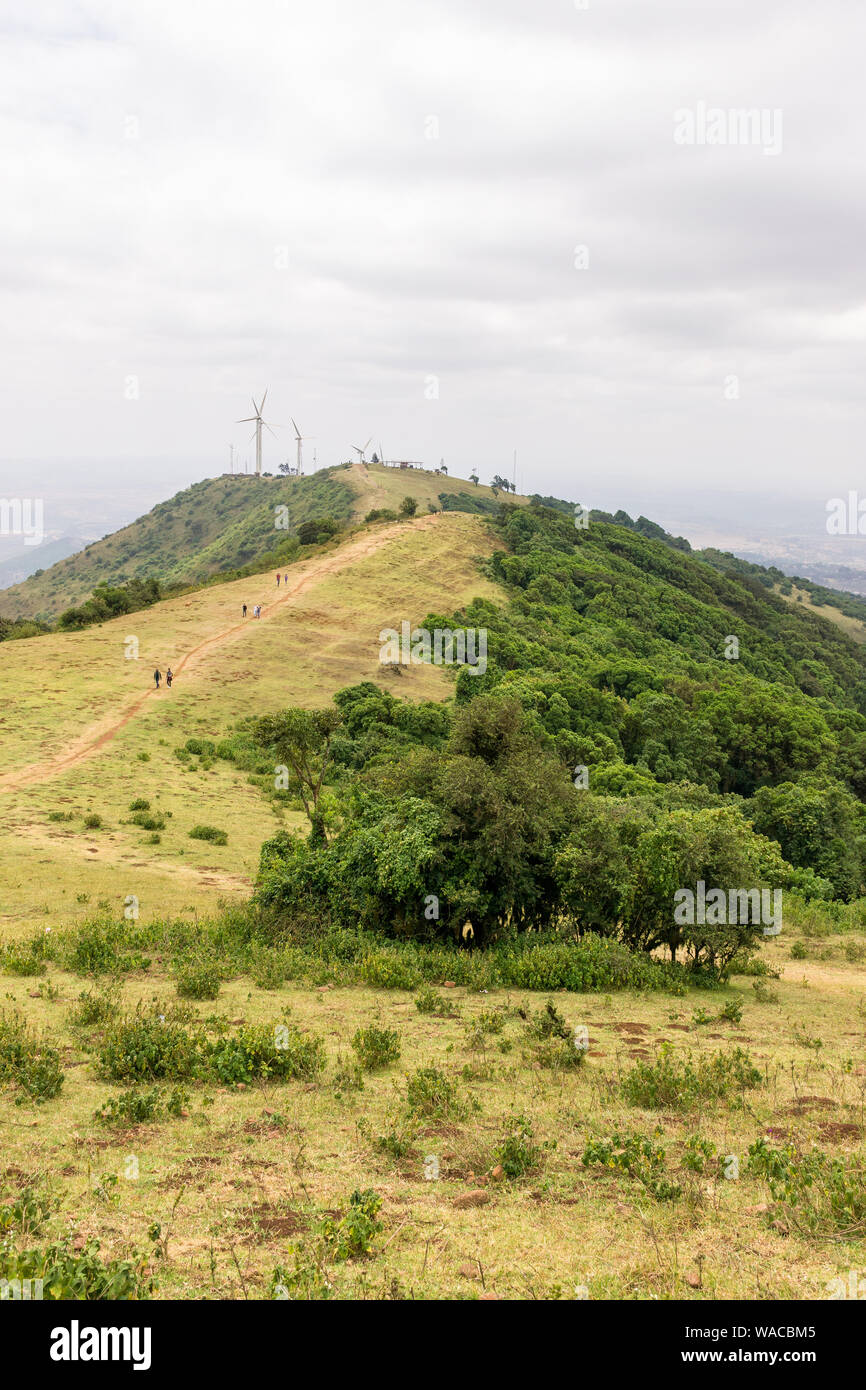Ngong Hills Riserva Naturale con sentieri escursionistici e impianto eolico turbine in background, Kenya Foto Stock