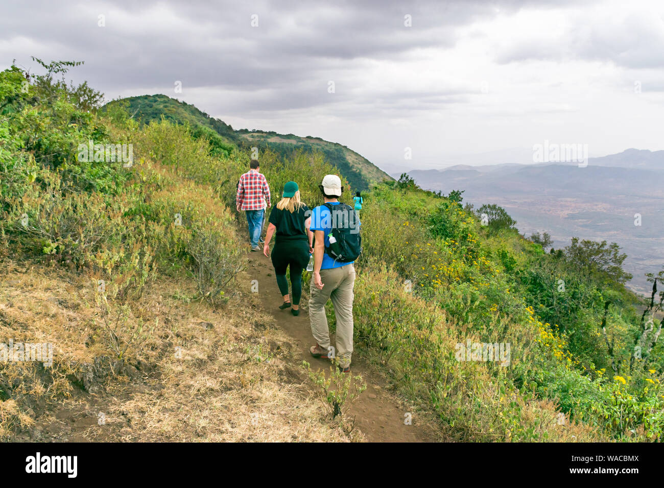 Ngong Hills riserva naturale con gli escursionisti a piedi lungo il sentiero escursionistico, Kenya Foto Stock