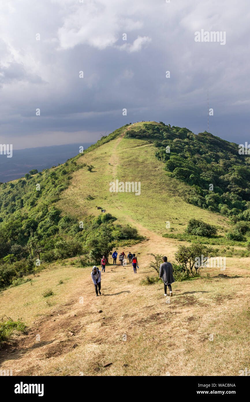 Ngong Hills riserva naturale con gli escursionisti a piedi lungo i sentieri escursionistici, Kenya Foto Stock