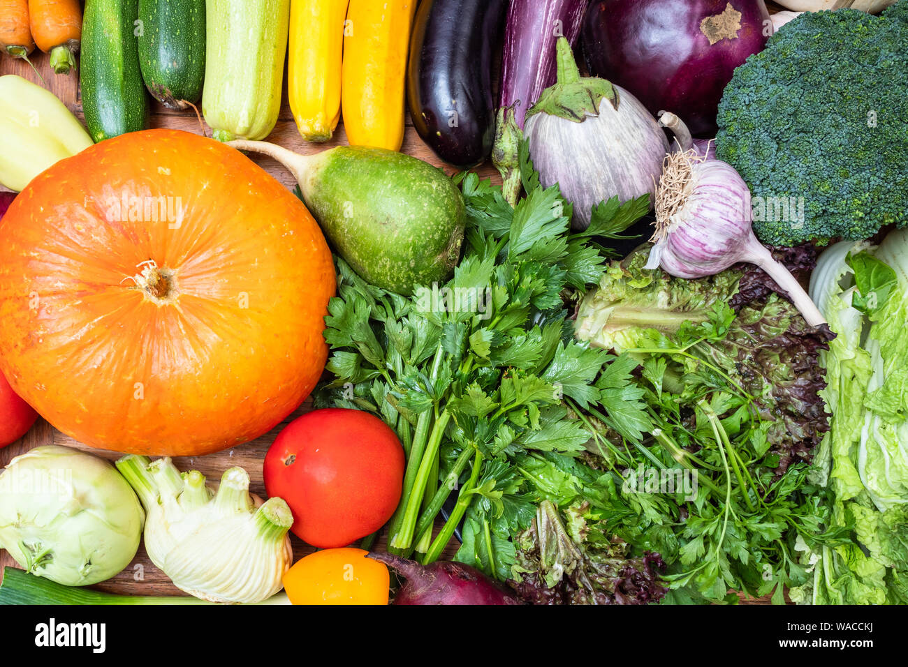 Sfondo di cibo - vista superiore di assortimento di verdure fresche sul tavolo di legno Foto Stock