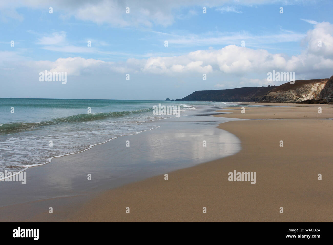 Cornwall, Regno Unito, 09/12/2014. Coastal scene di stordimento e costa scoscesa anche il luogo delle riprese della popolare serie Poldark per T Foto Stock