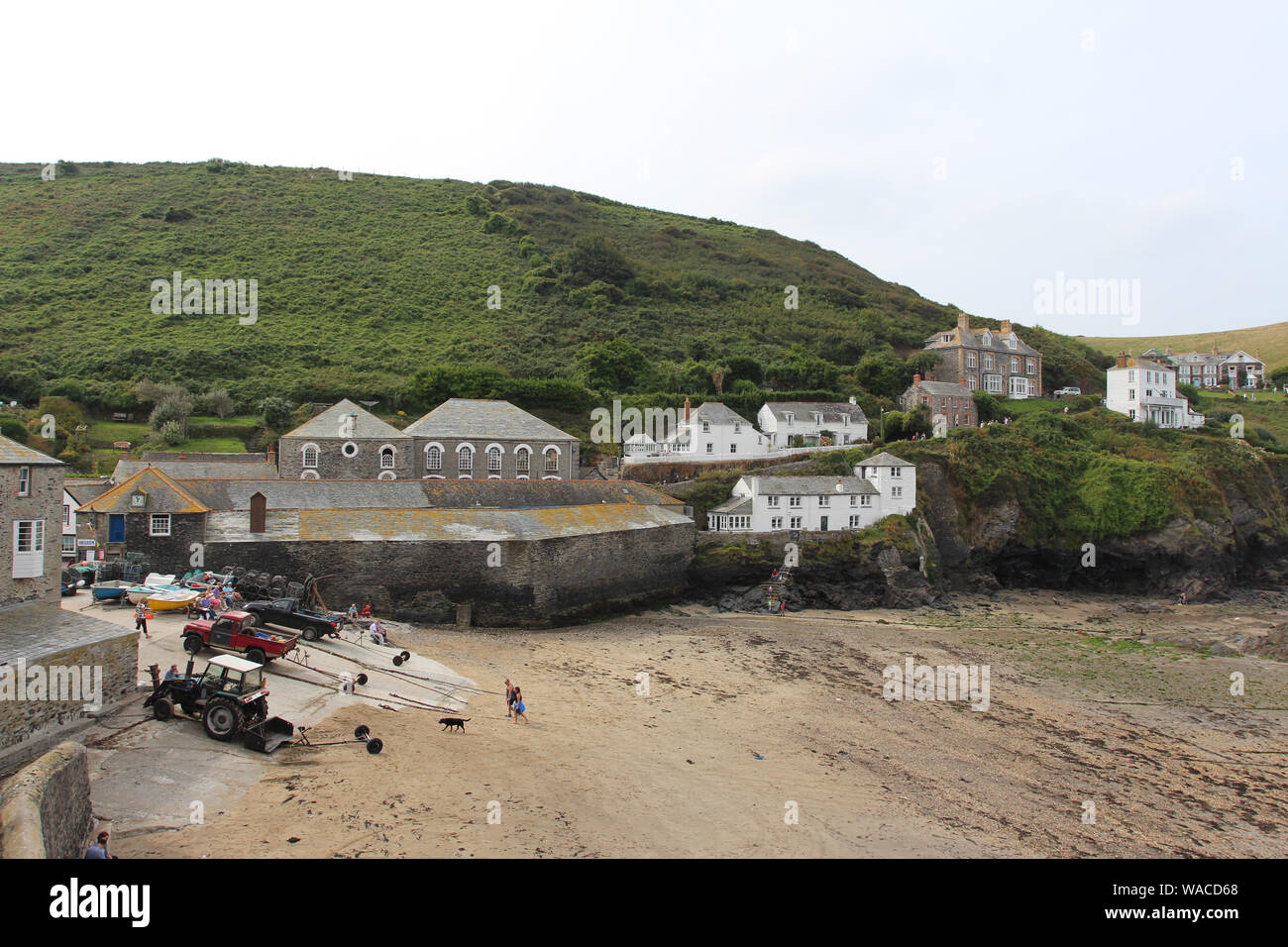 Port Issac, Cornwall, Regno Unito, 13/09/2014. Coastal scene di stordimento e costa scoscesa anche il luogo delle riprese del popolare Doc Mart Foto Stock