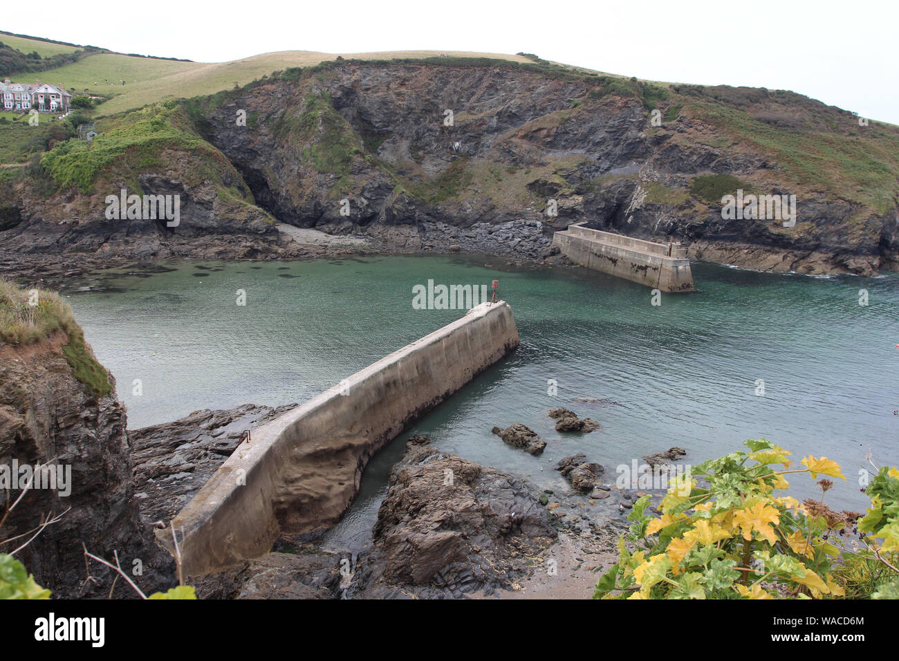 Port Issac, Cornwall, Regno Unito, 13/09/2014. Coastal scene di stordimento e costa scoscesa anche il luogo delle riprese del popolare Doc Mart Foto Stock