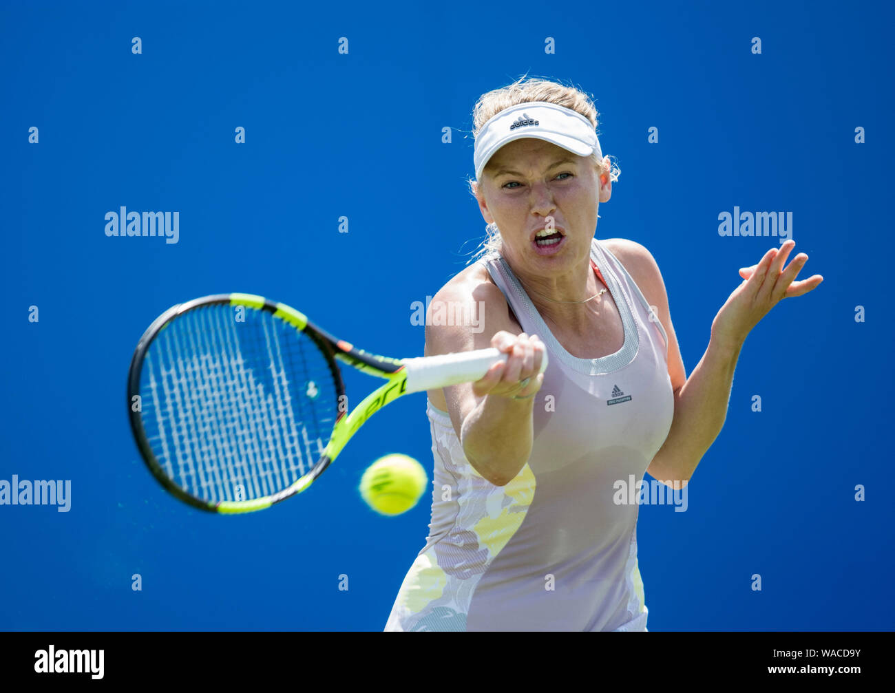 Caroline WOZNIACKI della Danimarca a giocare una mano sola diretti contro Alize Cornet di Francia a Aegon International 2016, Eastbourne Inghilterra - Domenica Foto Stock