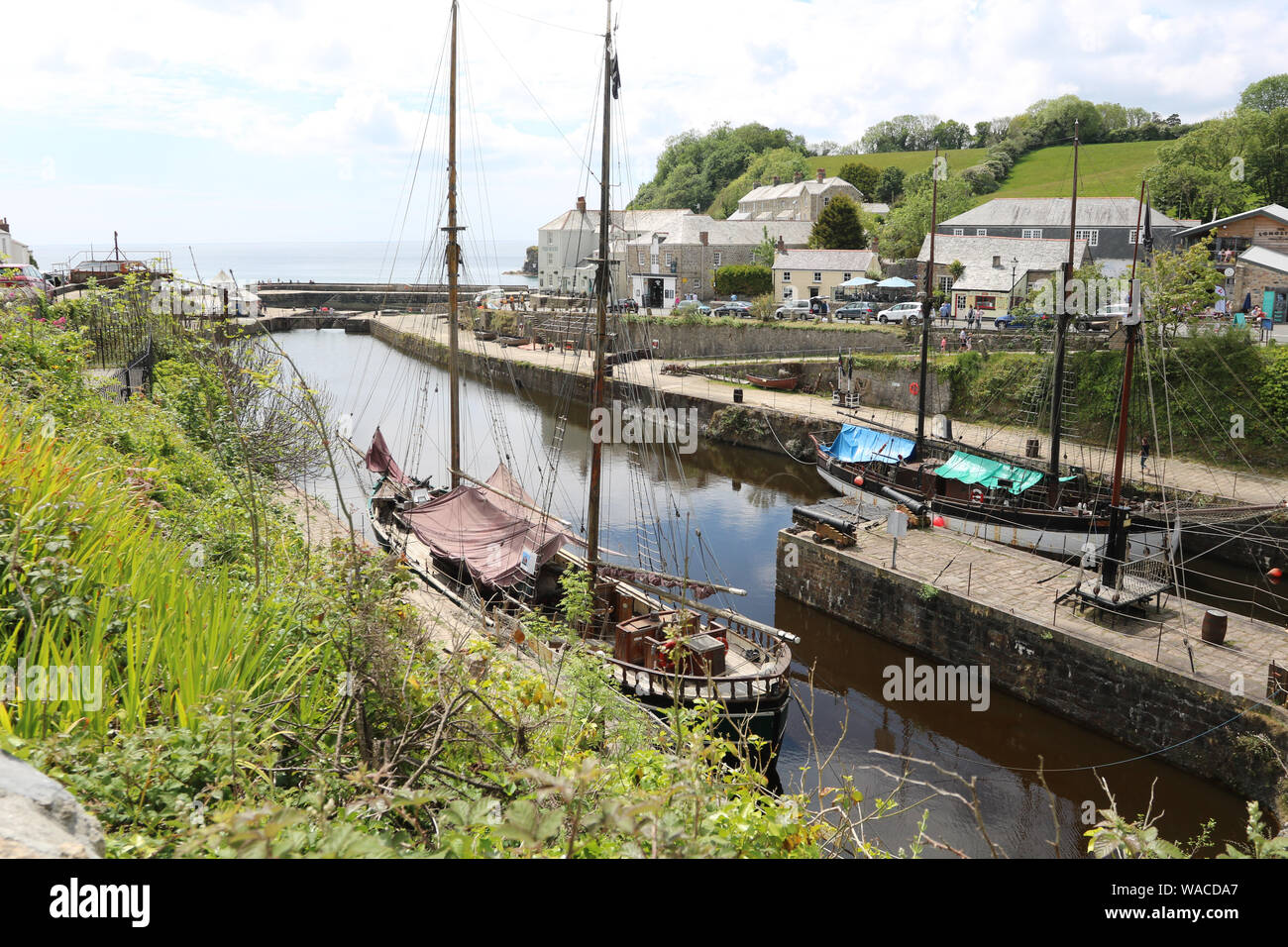 Charlestown, Cornwall, Regno Unito, 13/09/2014. Coastal scene di stordimento e costa scoscesa anche la posizione di riprese del popolare linea Odenin Foto Stock