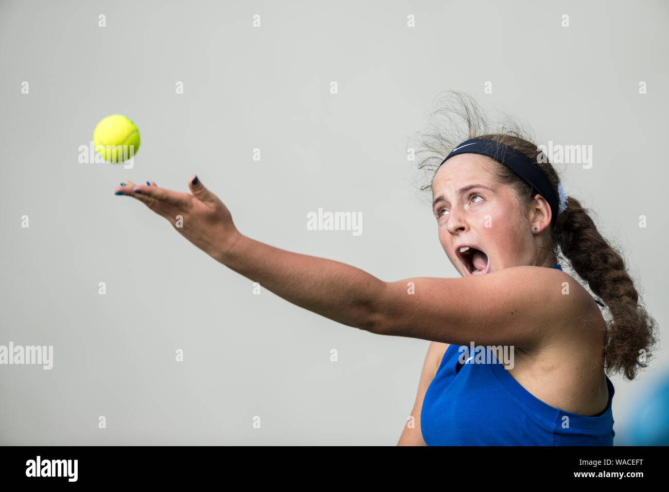 Jelena Ostapenko della Lettonia che serve contro Daria Kasatkina della Russia a Aegon International 2016, Eastbourne Inghilterra - Domenica, 19 Giugno, 2016. Foto Foto Stock