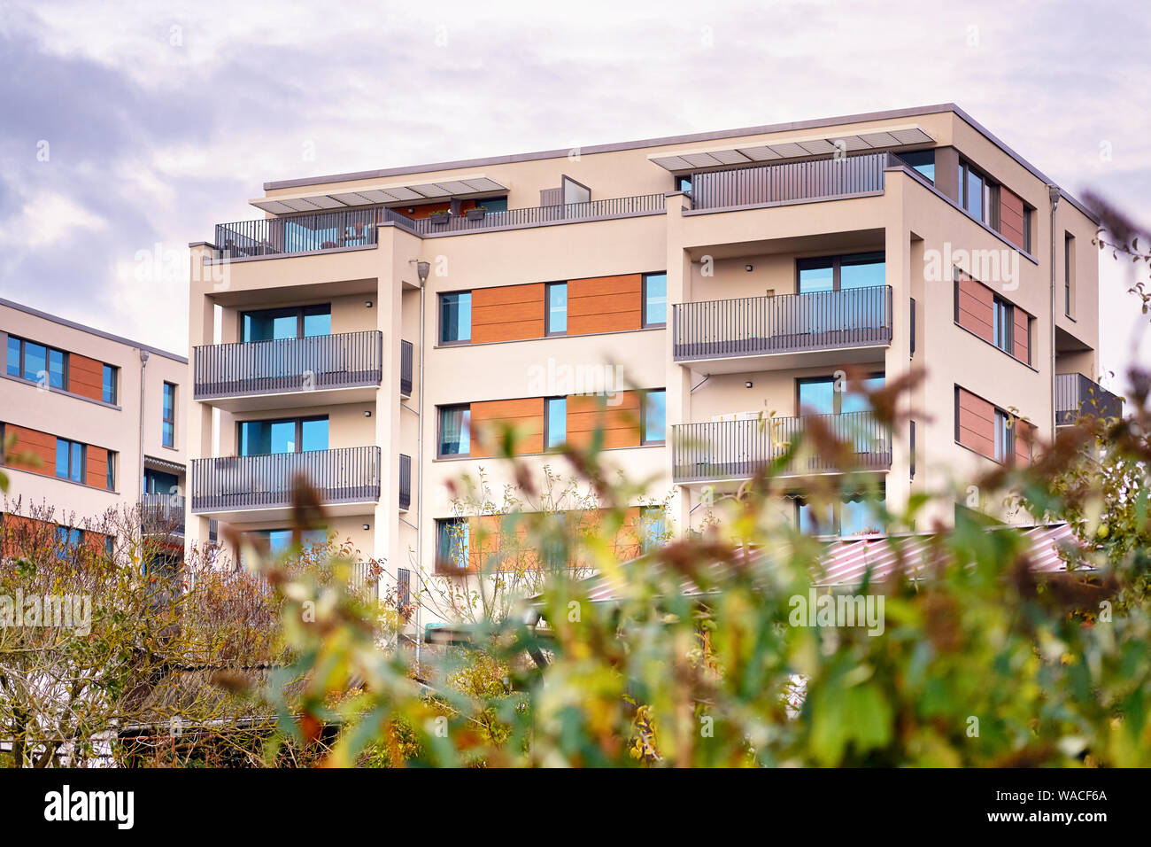 Moderno edificio residenziale con strutture esterne a Schwerin. La facciata della nuova case a basso consumo energetico. Foto Stock