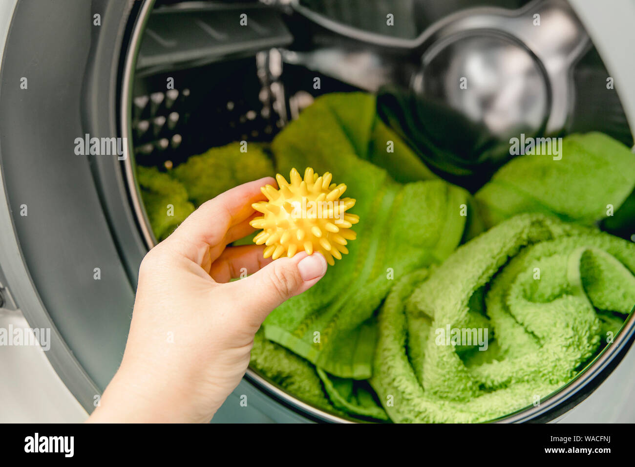 Palle dell'asciugatrice immagini e fotografie stock ad alta risoluzione -  Alamy