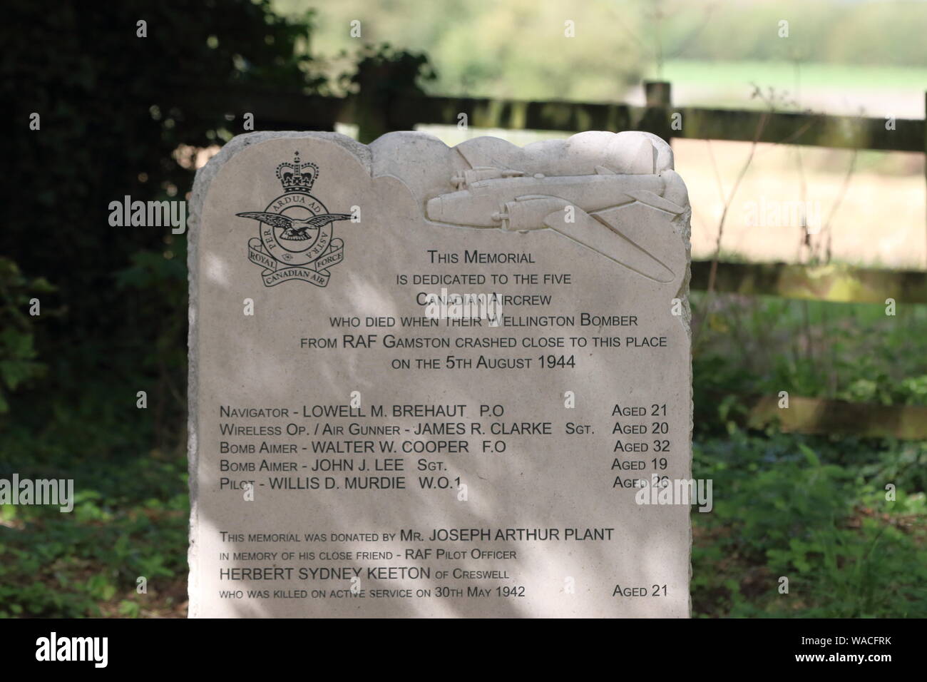 Un cippo eretto a Cresswell falesie a ricordare il 5 aereo canadese equipaggio che hanno perso la vita in un incidente aereo durante la seconda guerra mondiale.RIP Foto Stock