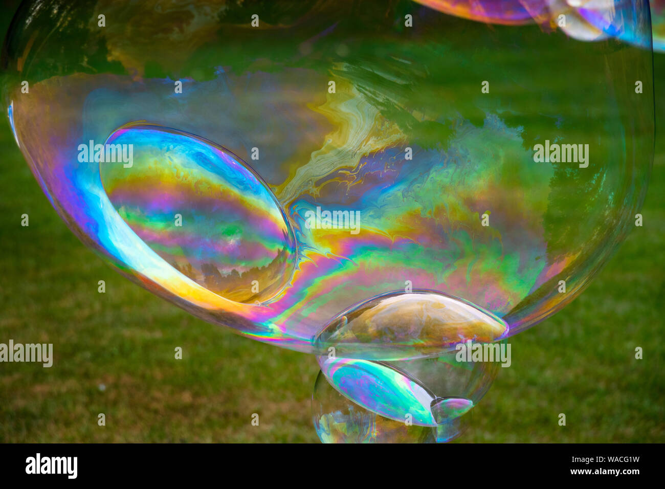Giant soapbubbles colore arcobaleno, festa di compleanno divertente Foto Stock